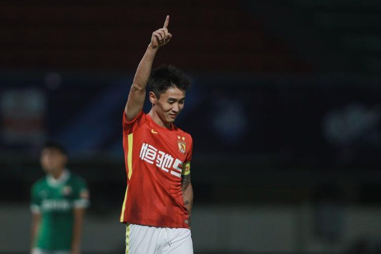 矛盾在这韦世豪22年几乎免费踢球 分期付款 换得从广州免费离队