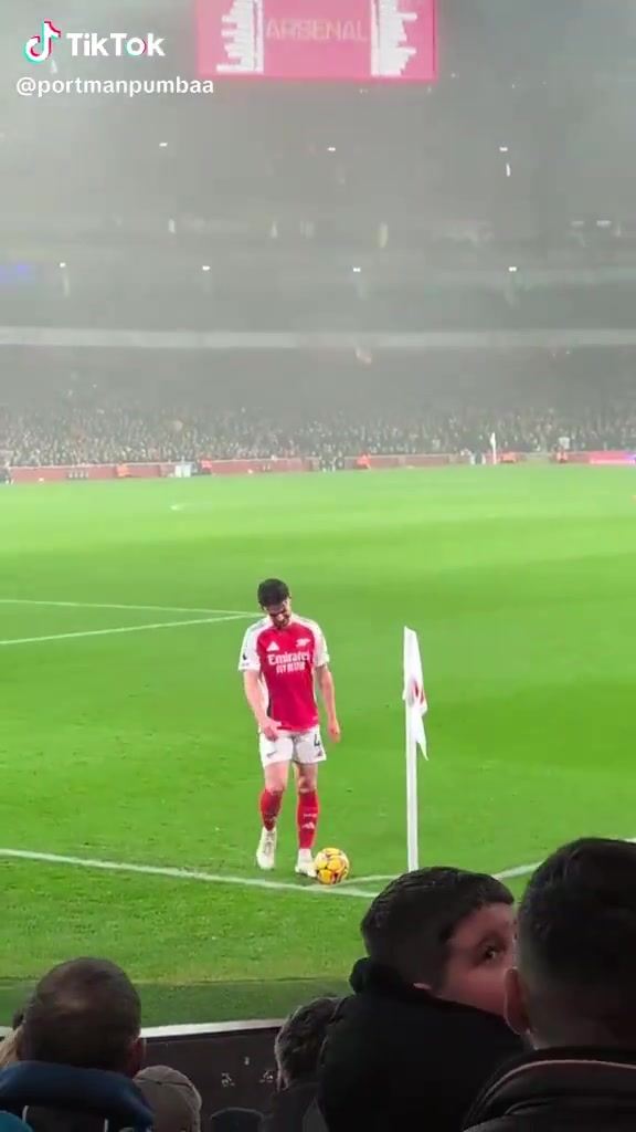 伊镇球迷高唱“菲利普斯是屎”，发角球的赖斯忍不住偷笑