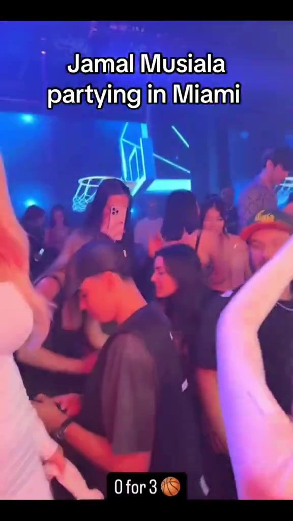 小鹿长大了穆西亚拉新年在迈阿密参加派对，身边全是曼妙美女