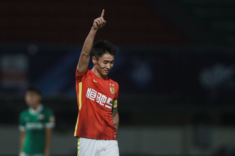 广州队解散！部分广州队球迷攻击韦世豪：如你所愿！满意了吧