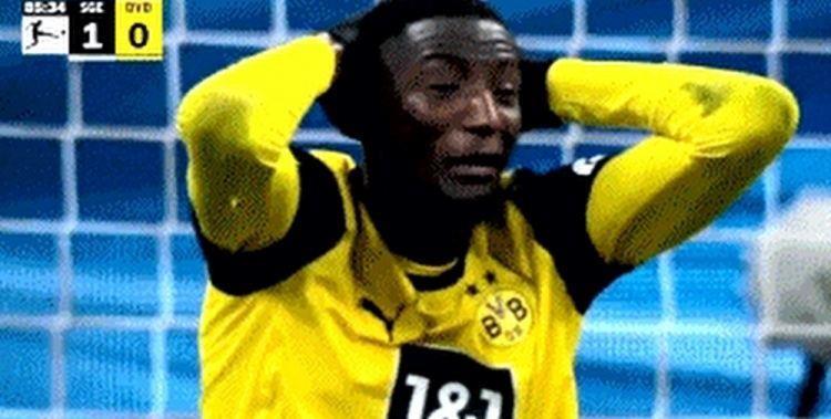 多特遭争议判罚！全队4次禁区倒地主裁 VAR均无视 吉拉西欲哭无泪