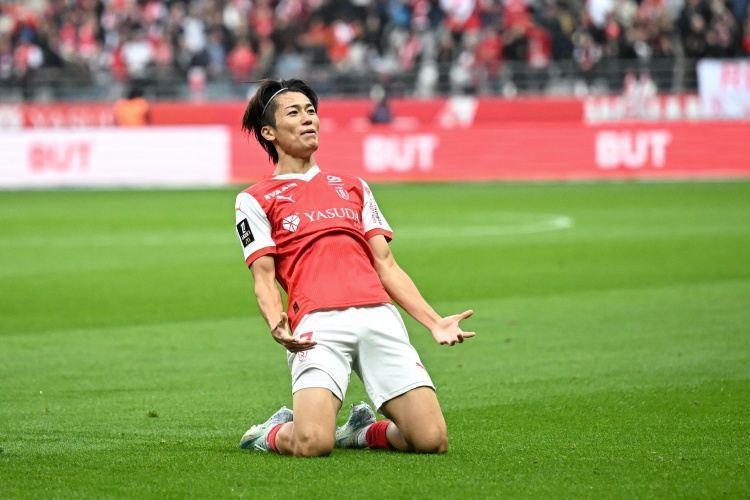 兰斯1-1战平巴黎，伊东纯也策动中村敬斗破门救主，后者赛季第8球