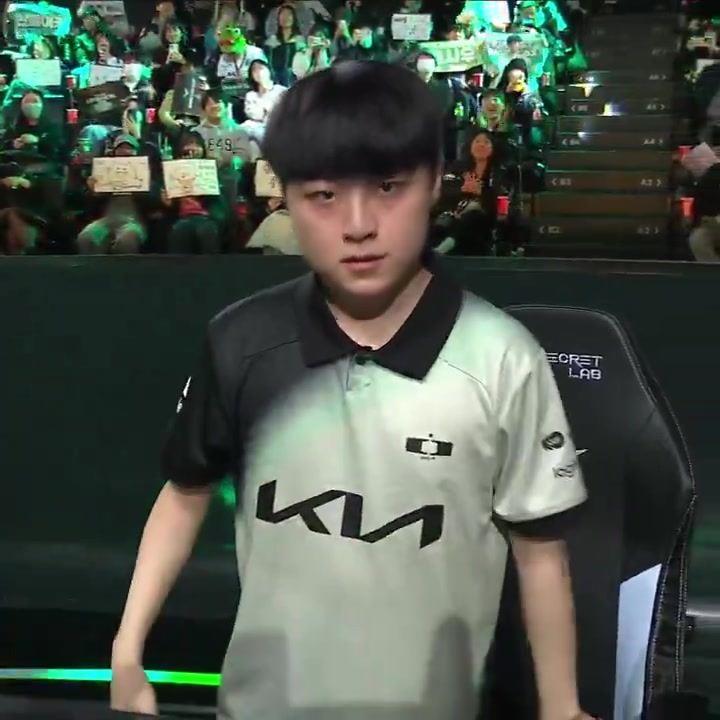 影响力！英雄联盟中单选手ShowMaker做出姆巴佩标志性庆祝