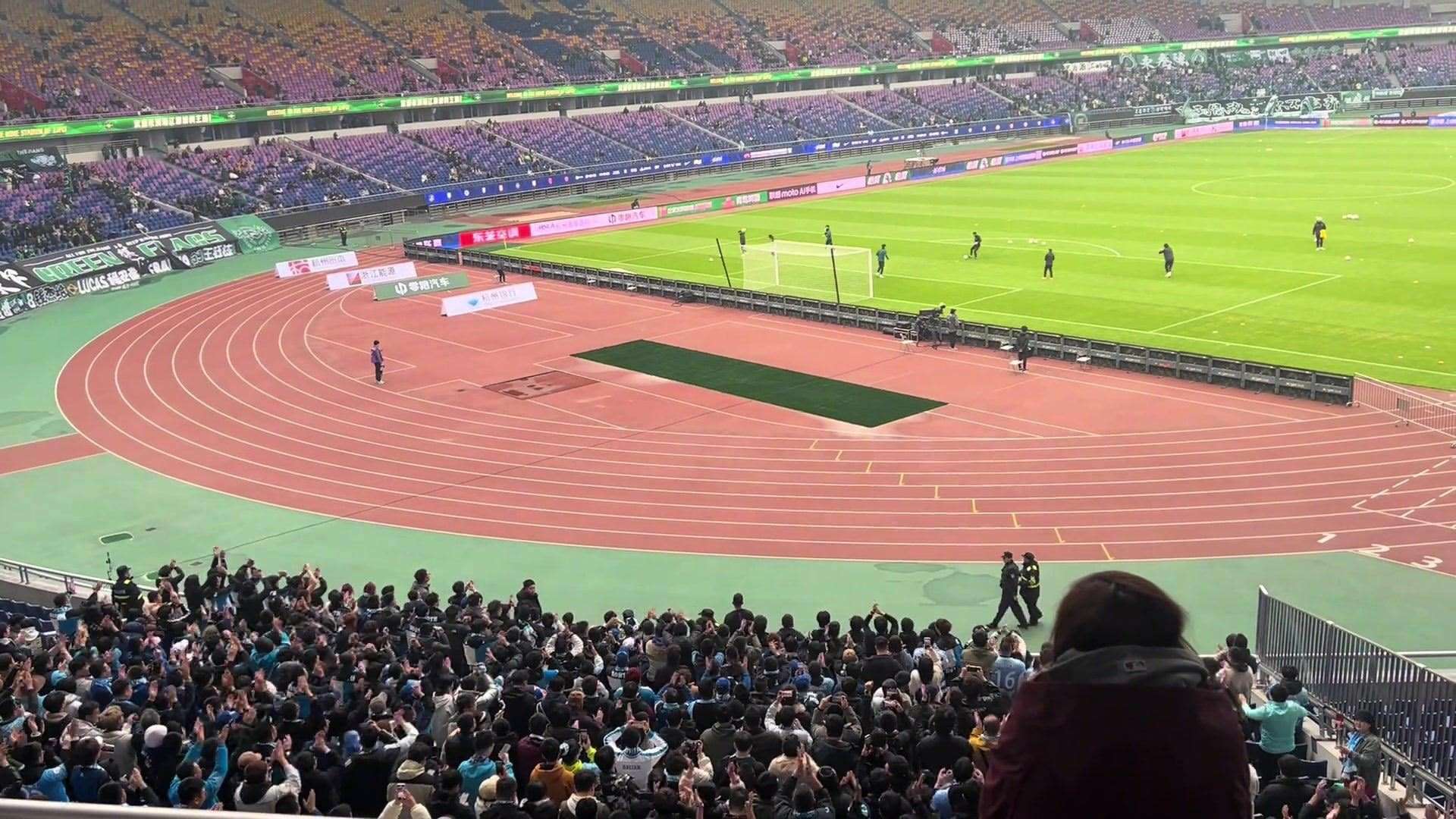 结下梁子英博球迷看台高喊傻X霍深坪，后者曾因挑衅被禁4场