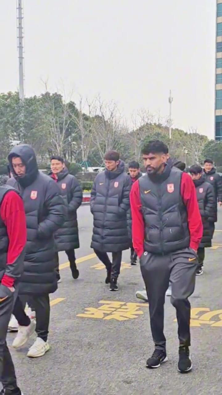 今晚客战海港，亚泰将士赛前漫步浦东街头