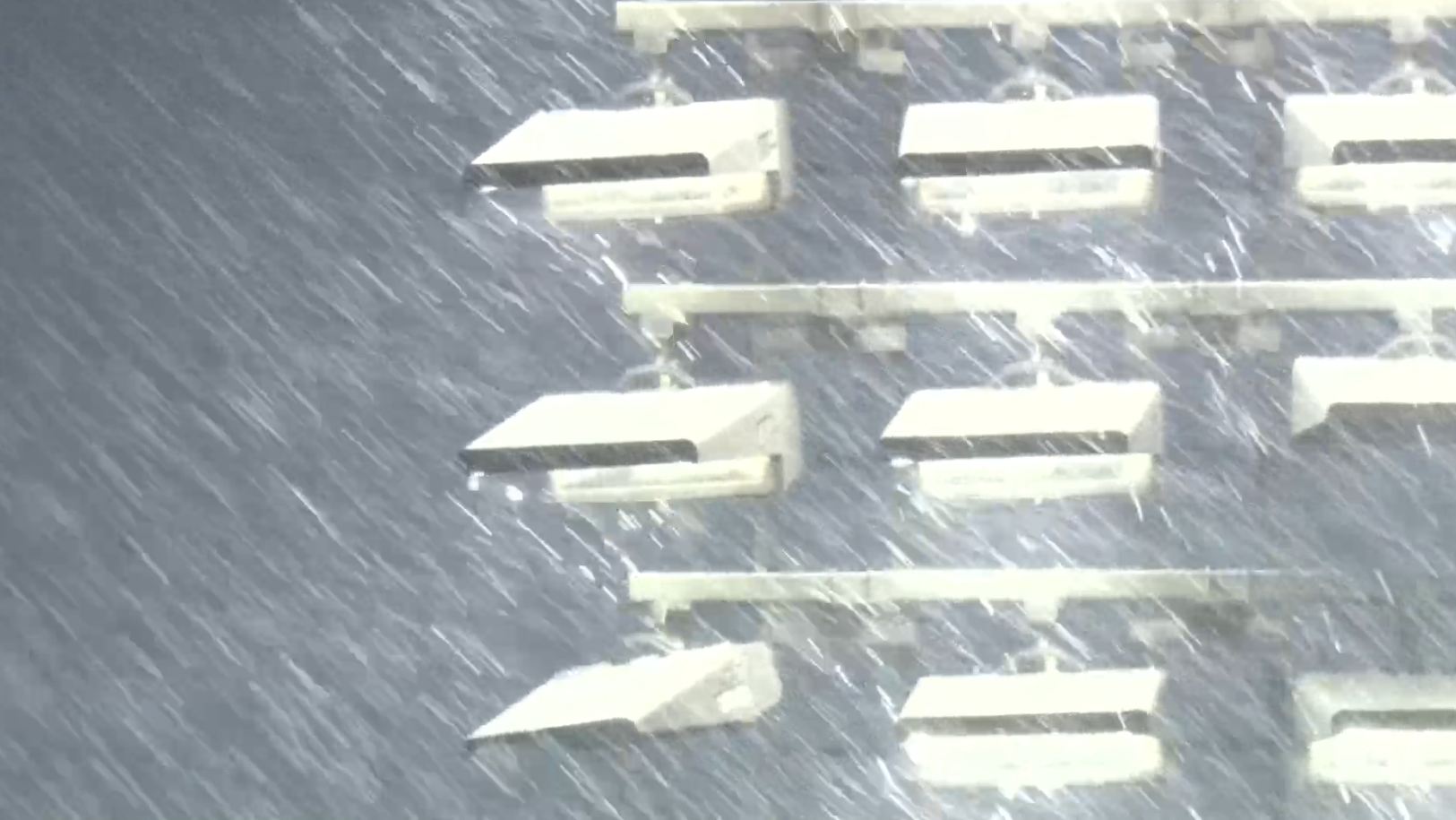 暴雨?青岛西海岸主场瓢泼大雨形成水幕，场地积水明显