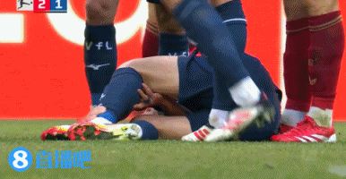 拜仁10人应战！帕利尼亚出球后踩踏对手脚踝，裁判直红将其罚下