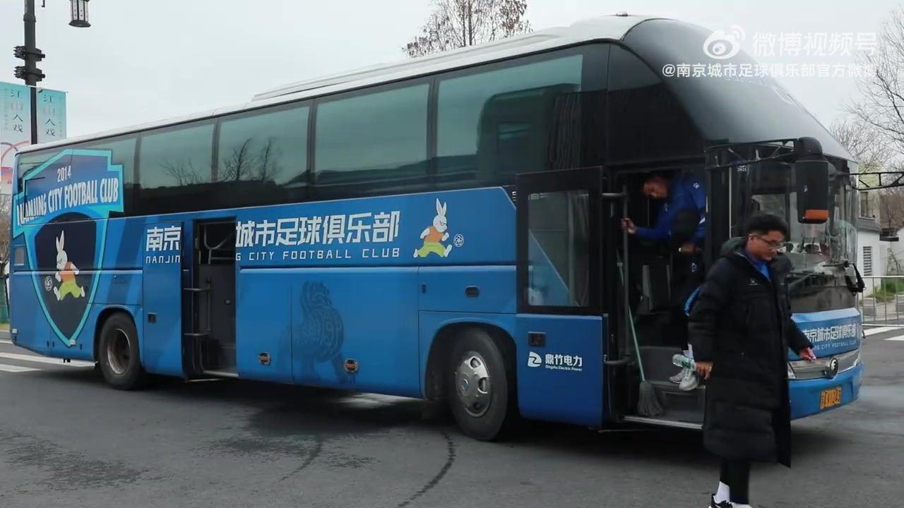 3月14日，南京城市足球俱乐部一线队全体队员及教练员前往栖霞山
