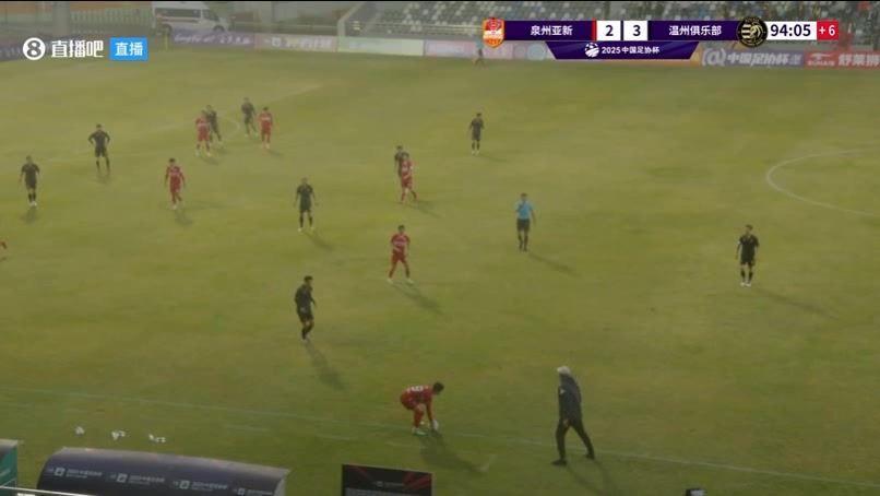 球还没出界泉州亚新主帅杨小奇在场边伸脚挡球，吃到黄牌