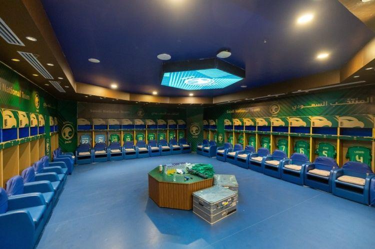 来看看对手更衣室沙特晒更衣室内景，两小时后将迎战国足