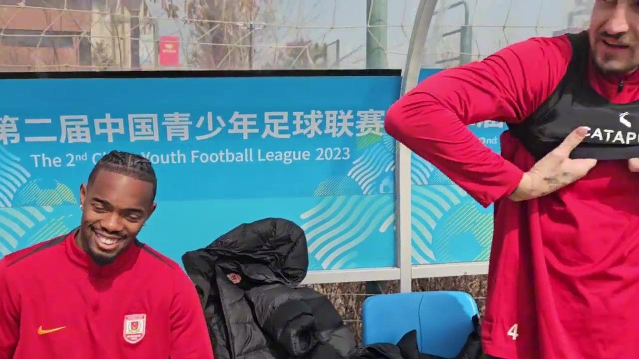 亚泰将士2025净月基地首训 谭龙：虽然天气很冷，但我们心是热的