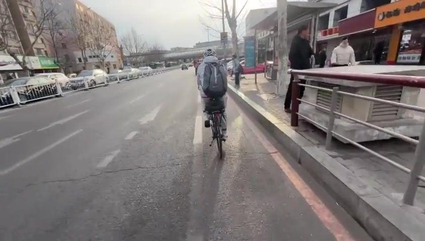 亚泰球迷席瑞璞和凌冰已经骑行到大连市区