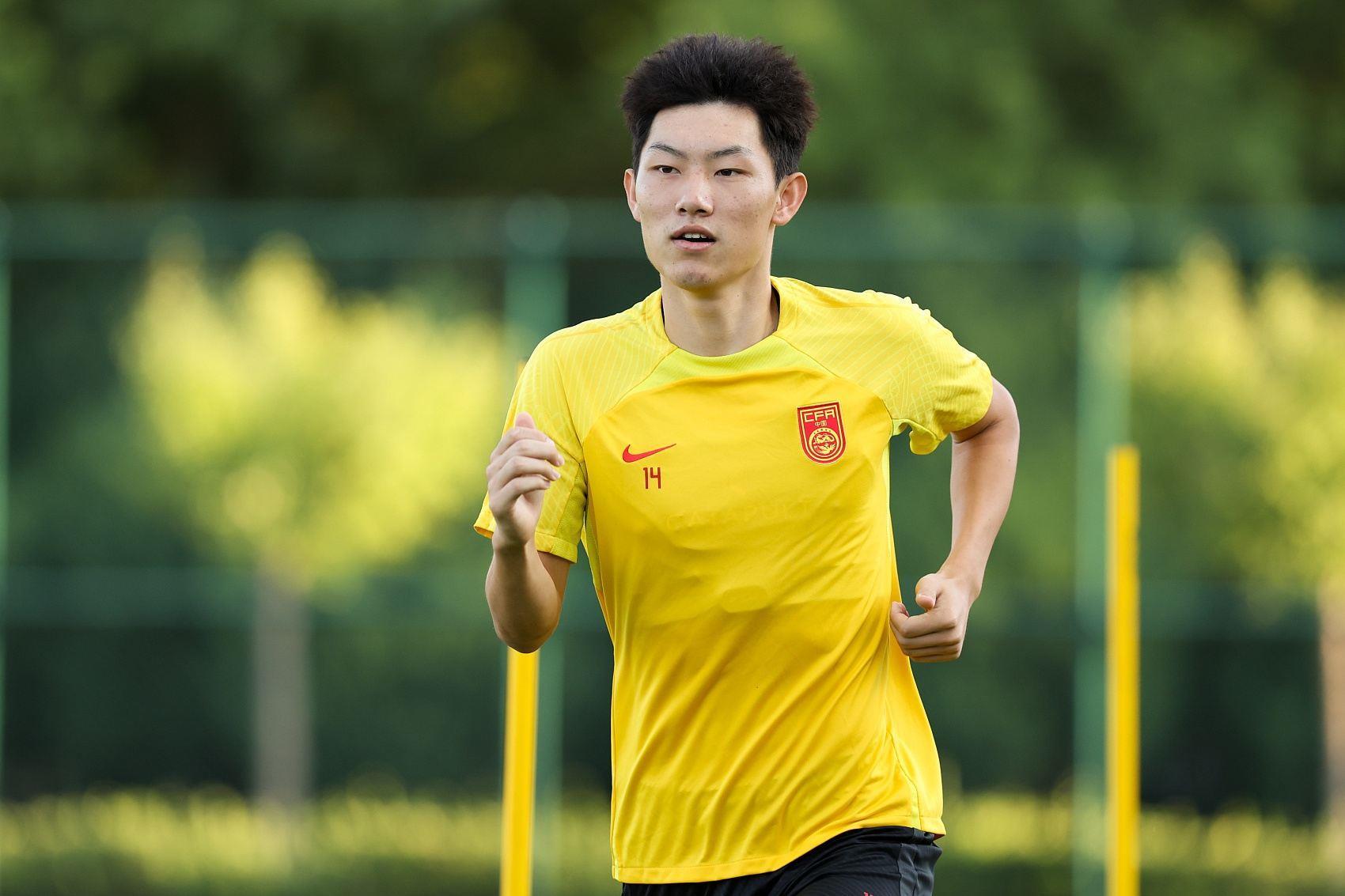 鲁媒：泰山队抵达梅州五外援齐整，四名国脚可出战史松宸随队