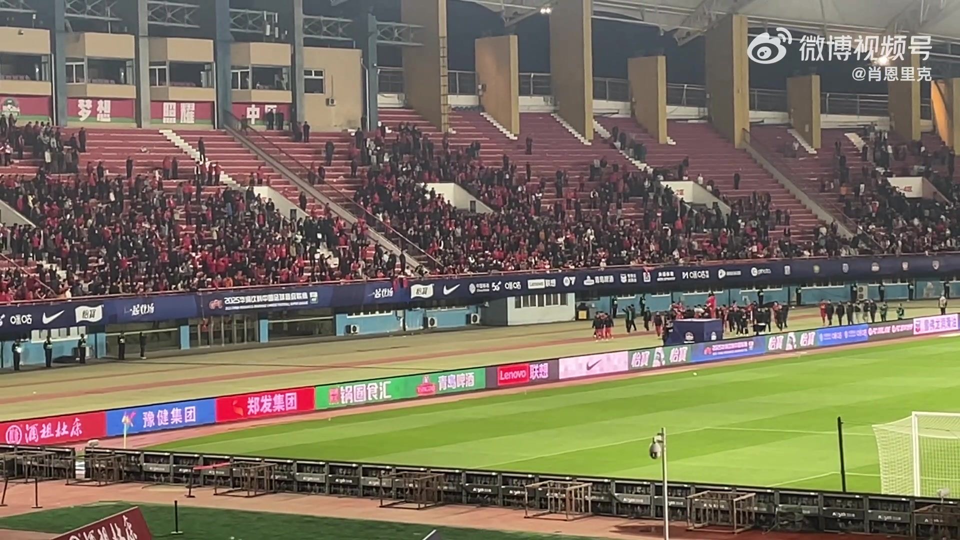 河南队1平2负未尝胜绩，河南球迷齐声高喊南基一“下课”