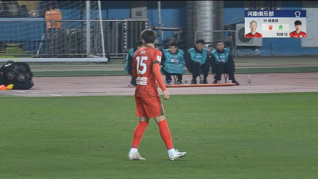 惨！杨意林替补登场15分钟又被换下 本场比赛失误导致丢球