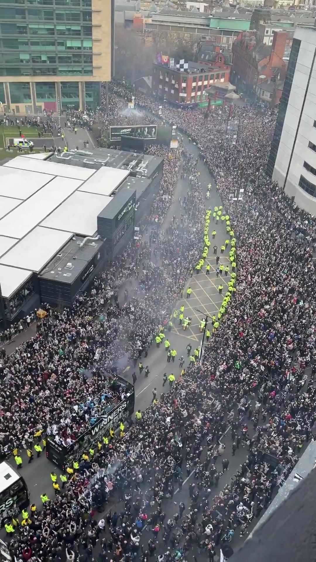 太震撼纽卡夺冠游行30万人挤满街道，庆祝球队时隔70年夺冠
