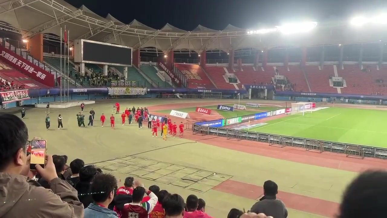 河南球迷赛后朝南基一高喊“下课”、“滚回韩国”并扔杂物