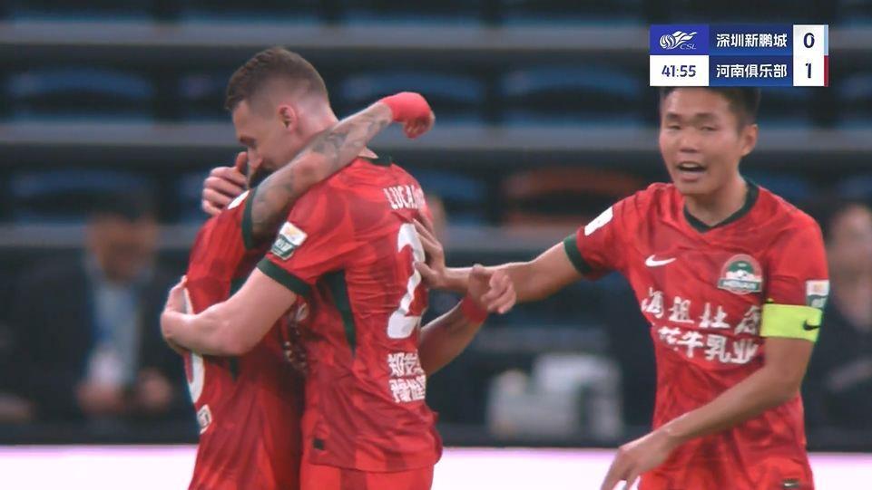 河南1-0领先深圳！王上源精准传中送助攻，卢卡斯头球后蹭破门