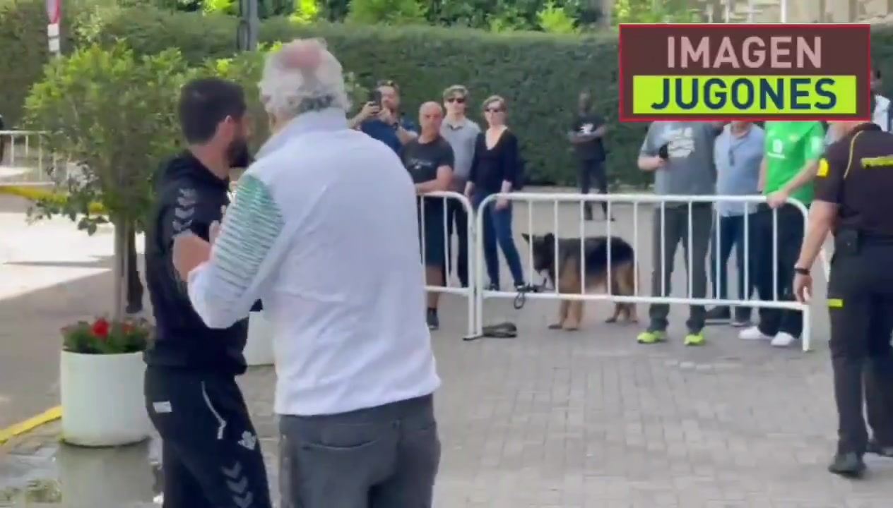 亲和力！伊斯科、安东尼驻足与等待的贝蒂斯球迷合影