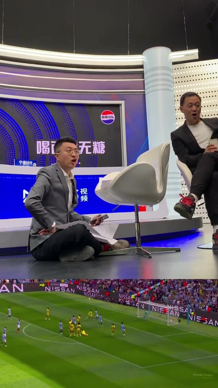 席地而坐！孙雨轩晒与颜强解说视频：解说视角看德布劳内拯救曼城