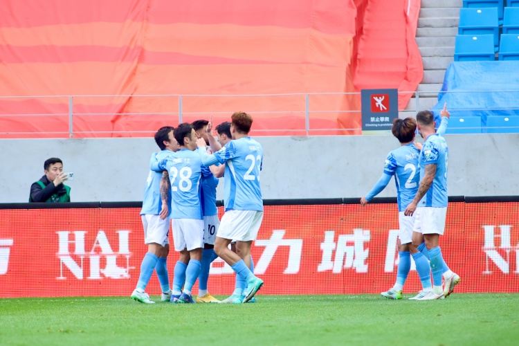 记者：深圳新鹏城安排4辆大巴接送球迷，300多人前往梅州客场