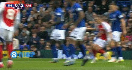 梅里诺放倒莫尔西后2人发生争执，裁判给予口头警告