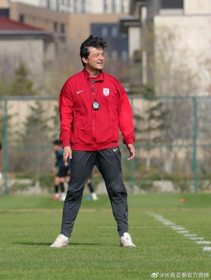长春亚泰备战成都蓉城 主帅谢晖身穿红袍期待好收成