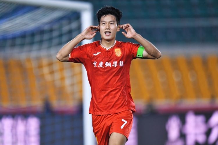 足球报谈铜梁龙：青年军火力全开4月全胜，足球专列助力球队发展