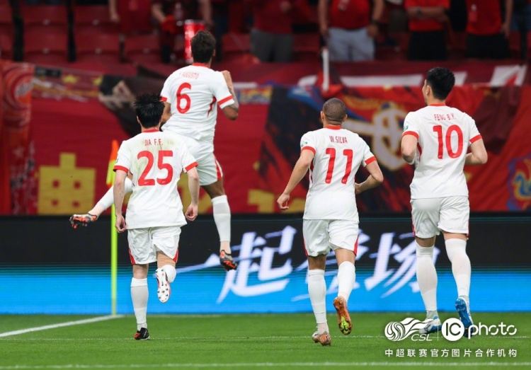 上海海港vs青岛海牛比赛图集，下一场继续战斗！