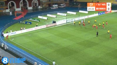 铜梁龙1-0领先广州豹！张志雄造乌龙，激动拿广州队护腿板庆祝