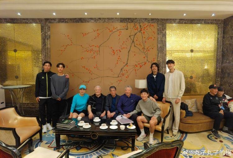 传承！记者：徐根宝率武磊等5位弟子前往北京看望年维泗