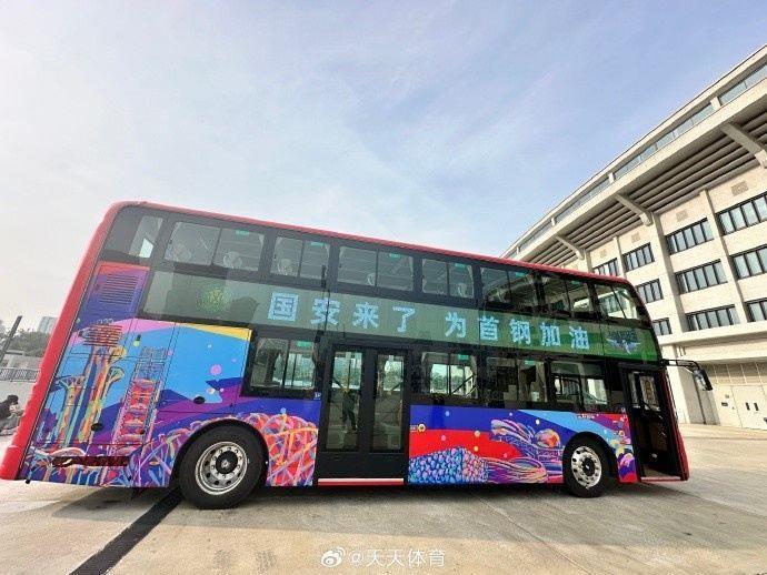 国安来了，为首钢加油！国安队乘坐双层大巴应援首钢男篮总决赛