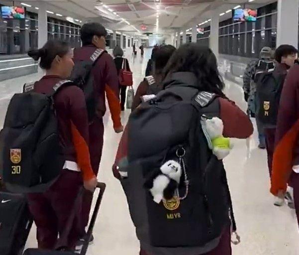 中国女足抵达美国，当天16点将开始第一堂训练课