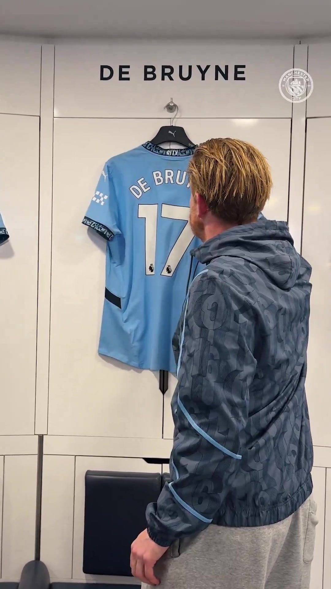 伤感！德布劳内曼城生涯最后一个主场，赛前独自环顾更衣室