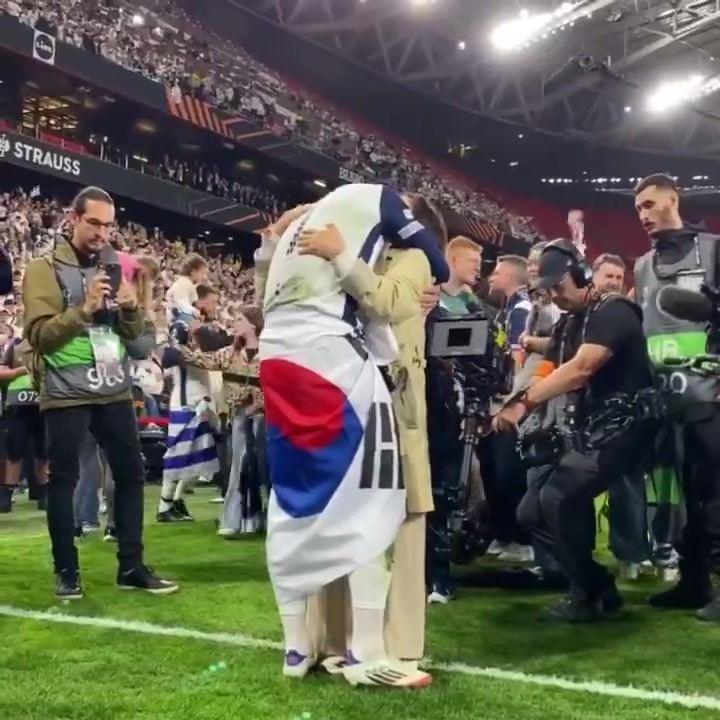 泪目孙兴慜夺冠后与父母相拥而泣，孙父孙母拍背抚慰