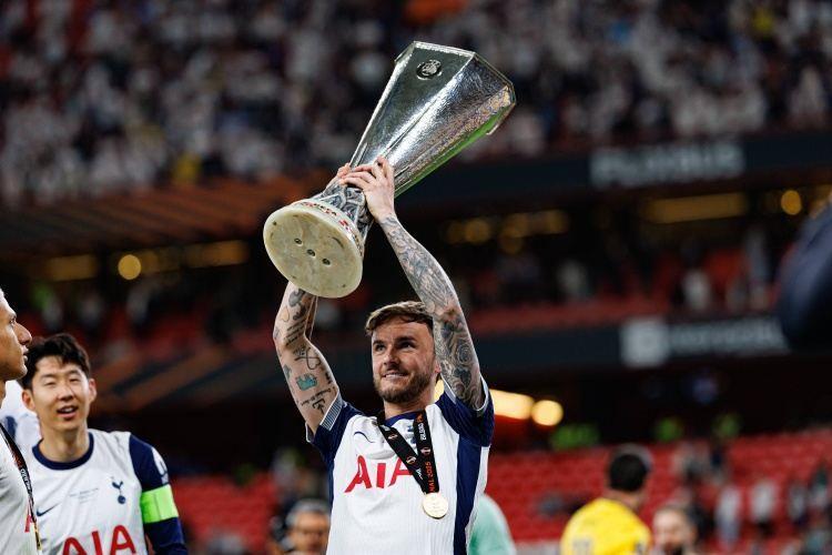 麦迪逊效仿特里换球衣庆祝热刺夺冠：我和队友一样配得上这枚奖牌