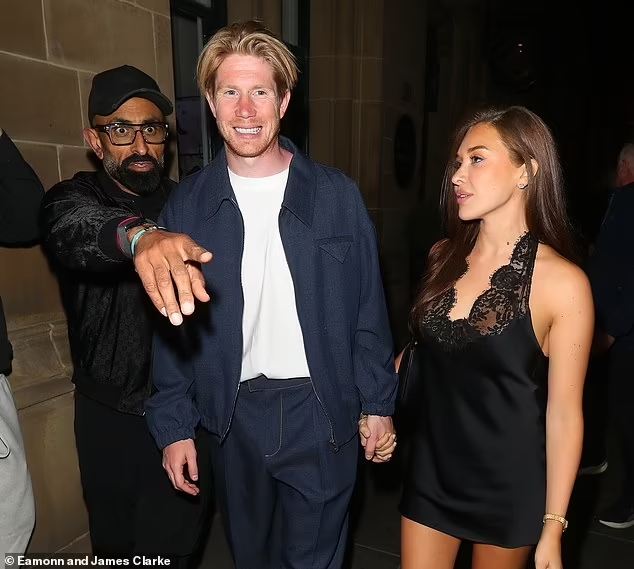 德布劳内告别派对：瓜帅骑自行车抵达，格拉利什捧场到凌晨