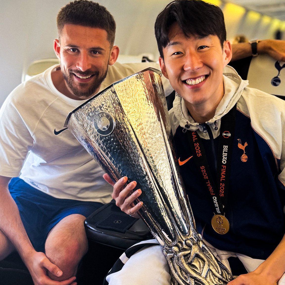 载誉归来！热刺全队携奖杯归国，孙兴慜戴奖牌开心合影