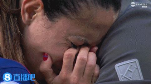 巴萨女足三连冠梦碎！邦马蒂赛后蹲在场上掩面痛哭