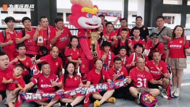 赵和靖乘重庆铜梁龙专列护送足协杯奖杯抵达铜梁龙体育场