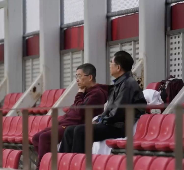国足出征在即！足协主席宋凯和副主席许基仁雨中观摩训练