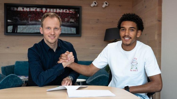 官方：药厂与18岁中场奥耶卡续约至2028年，25-26赛季外租至波鸿