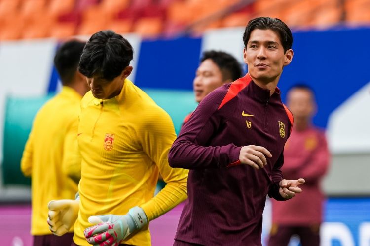 遗憾！杨明洋、侯永永入籍后首次随国足征战正式比赛，但无缘登场