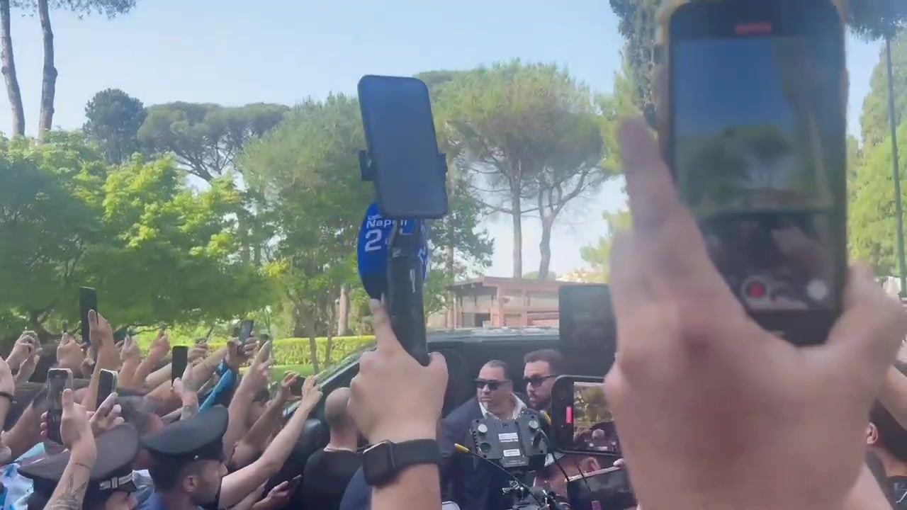 德布劳内抵达诊所接受那不勒斯体检，众多球迷迎接 欢呼