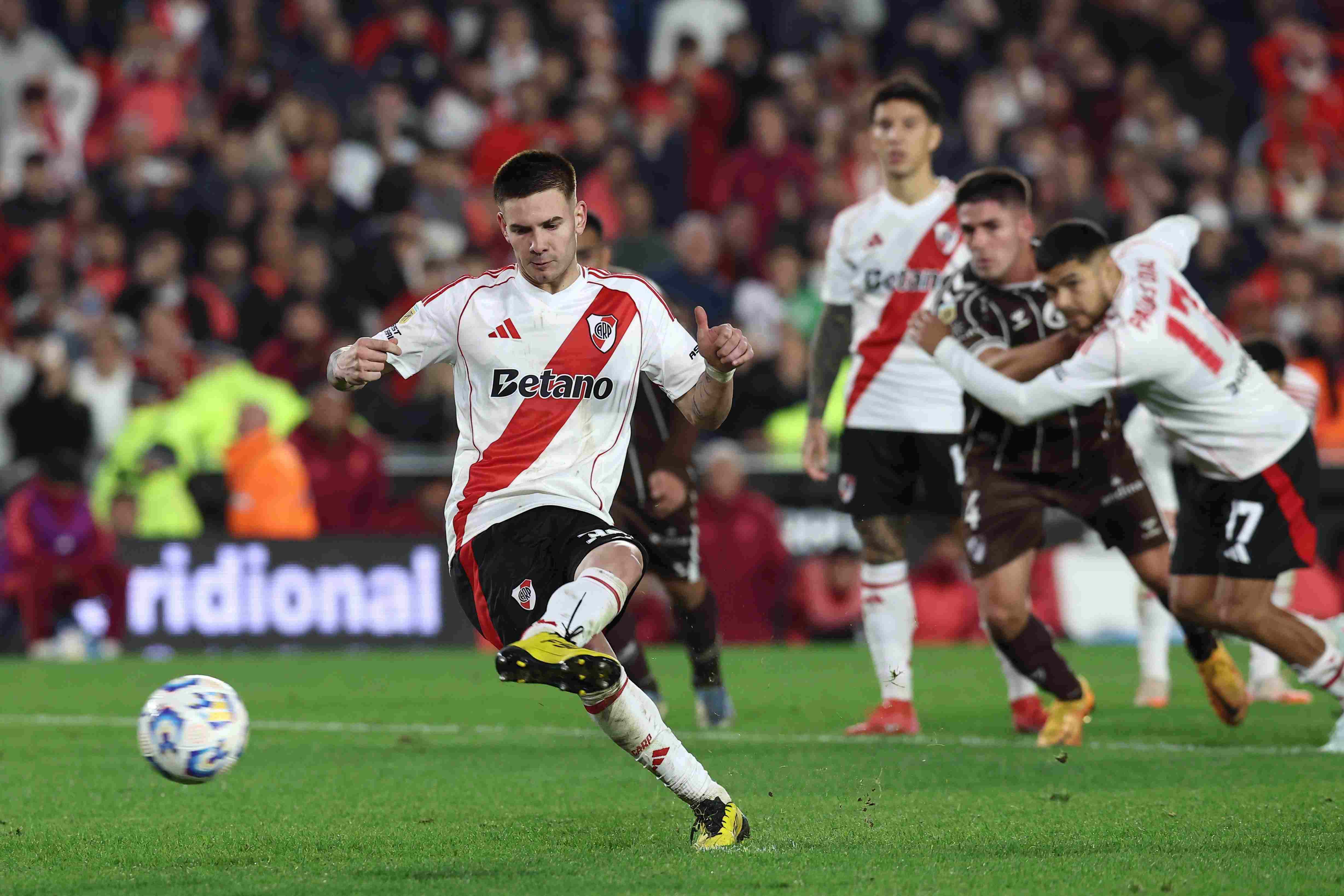 曾有13名球员效力过河床&皇马，迪斯蒂法诺、伊瓜因在列