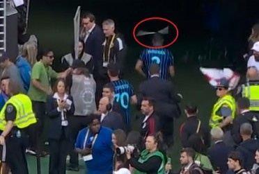 世体：河床球迷朝邓弗里斯扔杂物，国际足联预计将处罚俱乐部