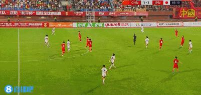 看着都疼谢晋拦截日本球员传中被击中隐私部位，捂裆痛苦倒地
