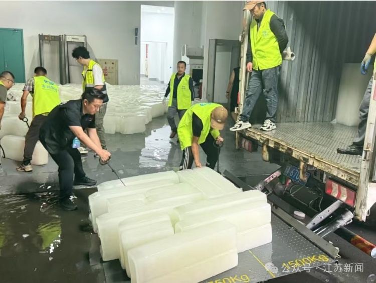 南京奥体中心铺设大量冰块，为今晚苏超焦点战现场降温