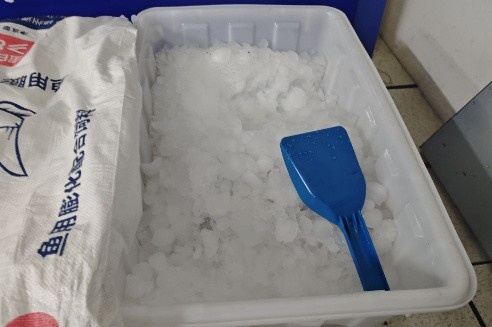 白天最高体感温度43℃！扬州队主场设置冰桶供球迷降温使用