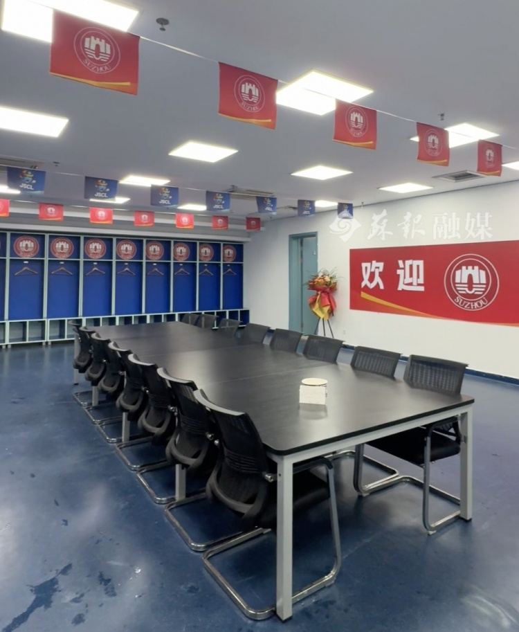 苏媒：苏州队球员赛后打扫干净客队更衣室，留下明信片感谢南京
